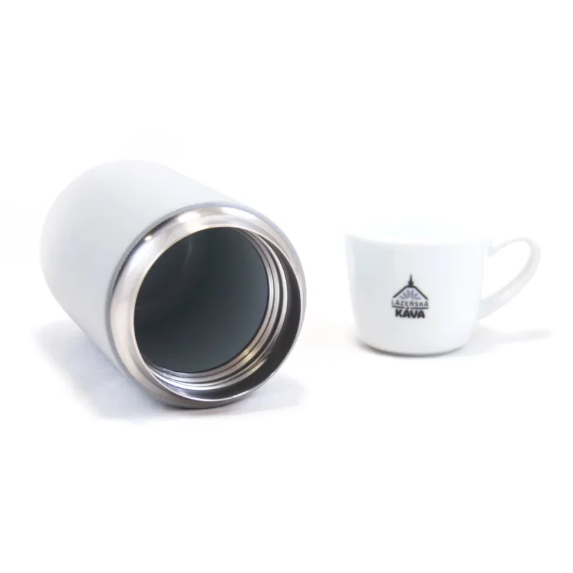 Detalle del cuerpo de un termo con café termal en el fondo.