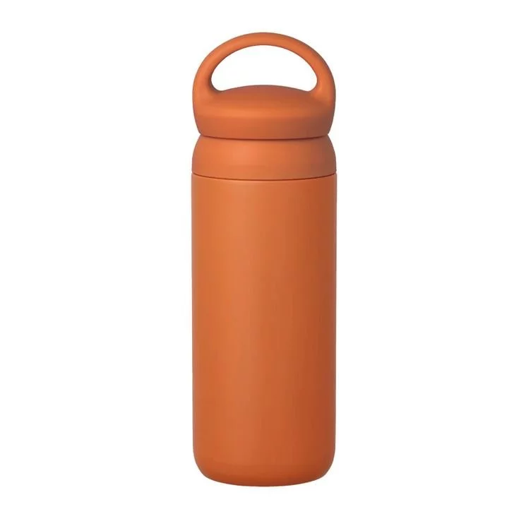 Oranžová termoska s objemom 500 ml, ideálna na udržanie nápojov teplých alebo studených počas ciest.
