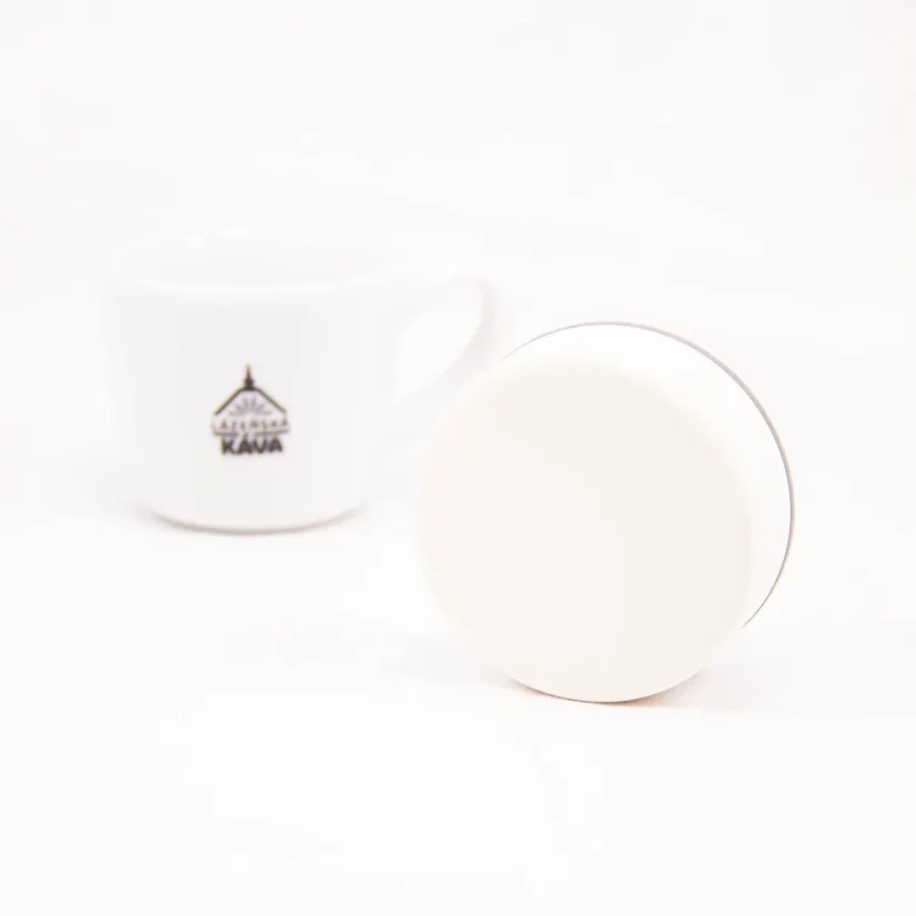 Asobu Le Baton Floral thermal mug with a capacity of 500 ml, made of plastic, with a floral design.