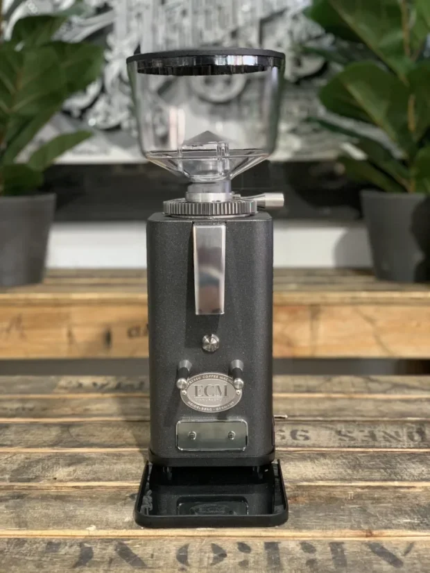 Moulin à café électrique ECM S-Automatik 64, anthracite sur le comptoir.