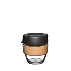 Čierny cestovný hrnček KeepCup Brew Cork s objemom 227 ml, ideálny na kávu.