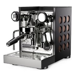 Heemlecht Expressiounsmaschinn Rocket Espresso Appartamento TCA an enger schwaarz-kofferener Kombinatioun. Heemlecht Expressiounsmaschinn Rocket Espresso Appartamento TCA an enger schwaarz-kofferener Kombinatioun.