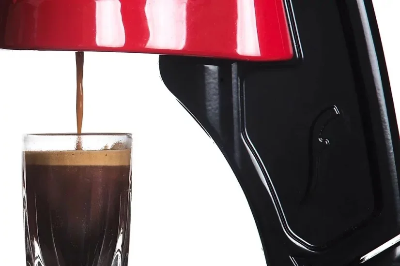 Flair Classic espressomaskin med en kopp espresso