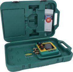 Digitale Manometer REFMATE-2-BASIC an engem opene Transportkoffer mat der Bedéngungsanleedung.
