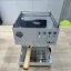 Haus-Espressomaschine Ascaso Steel DUO PID in Weiß mit Holzelementen, ausgestattet mit einem Boiler.
