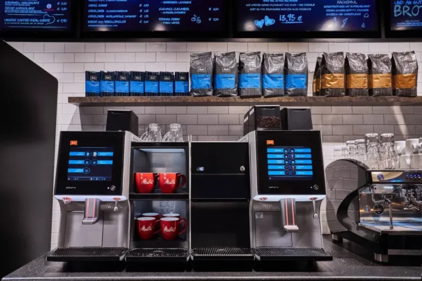 Profesionálny automatický kávovar Melitta Cafina XT8-F s atraktívnym dizajnom, ideálny na použitie vo veľkých kaviarňach alebo reštauráciách.