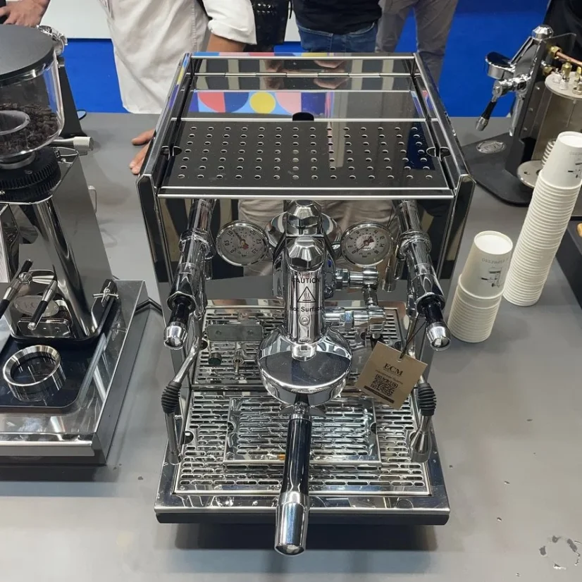 Domáci pákový kávovar ECM Synchronika s veľkým zásobníkom vody o objeme 2,8 litra.