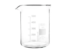 Niedrige Glas-Karaffe mit einem Volumen von 600 ml auf weißem Hintergrund