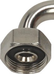 Detail vum gebéigte Metallenn vum Schlauch mat enger grousser Sechskantmotter an enger schwaarzer Dichtung dran.