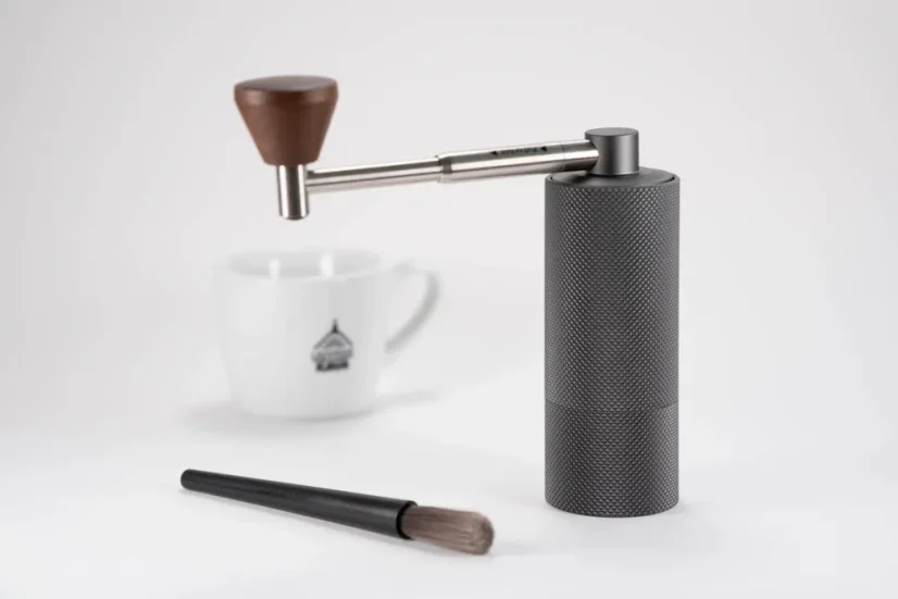 Timemore Nano Mühle mit Bürste und einer Tasse Kaffee