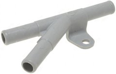 Groe Plastik-Schlauchstutzen a Y-Form mat dräi Schlauchstutzen.