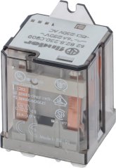 Leeschtungsrelais Finder an enger duerchsichteger Hülls mat enger orangener Spull, op 230 V AC.