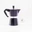Moka traditionnelle noire Bialetti Moka Express d'une capacité de 270 ml, conçue pour préparer six tasses de café.