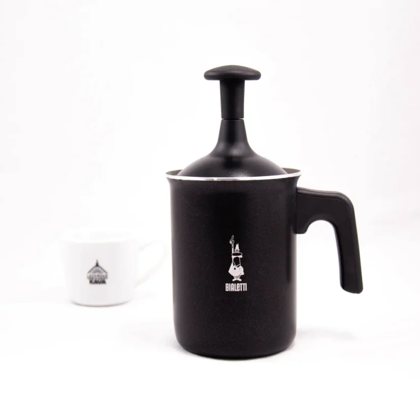 Milchaufschäumer in schwarz von Bialetti Tuttocrema mit einem Volumen von 166ml auf einem weißen Hintergrund, zusammen mit einer weißen Tasse mit Logo.