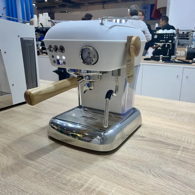 Kompakter Heim-Espressomaschine Ascaso Dream PID in der Farbe Cloud White, ideal für kleine Küchen.