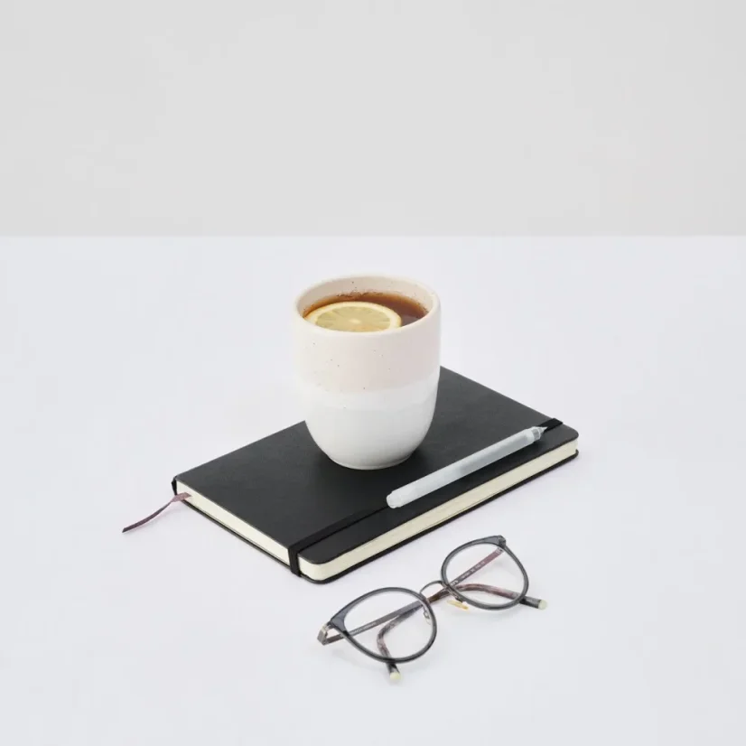 Tasse à café latte Aoomi Dust Mug 02 d'une capacité de 330 ml au design élégant.