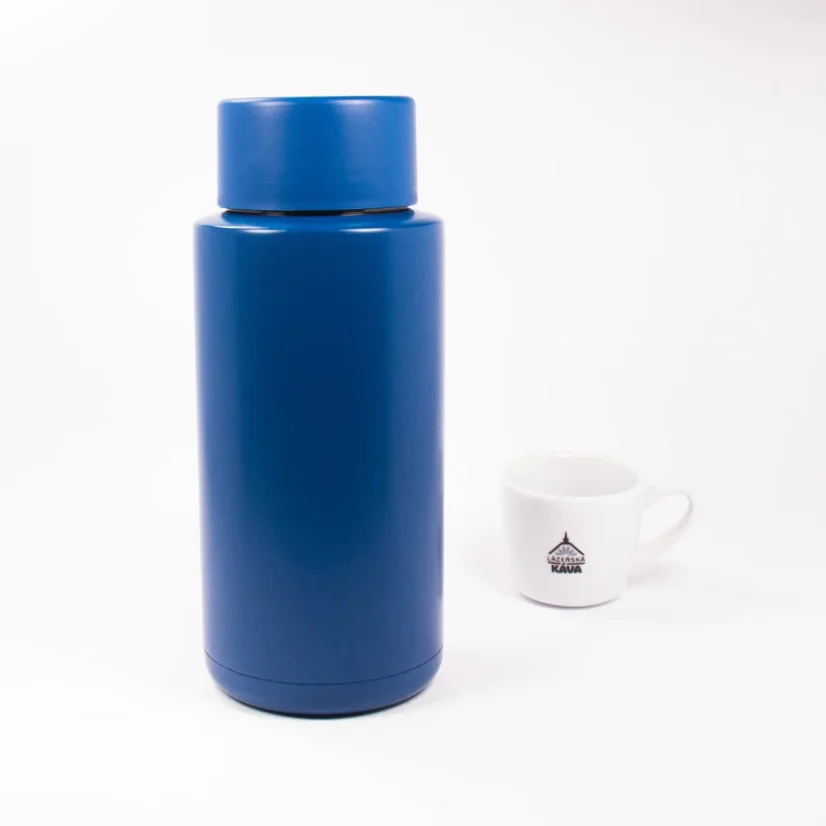 Ceramic thermos from the back with spa coffee in the background
