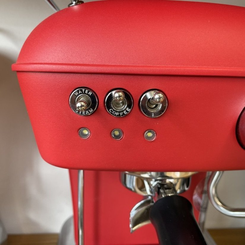 Siebträger-Kaffeemaschine Ascaso Dream ONE in liebevollem Rot mit Thermoblock für schnelles Wassererhitzen.