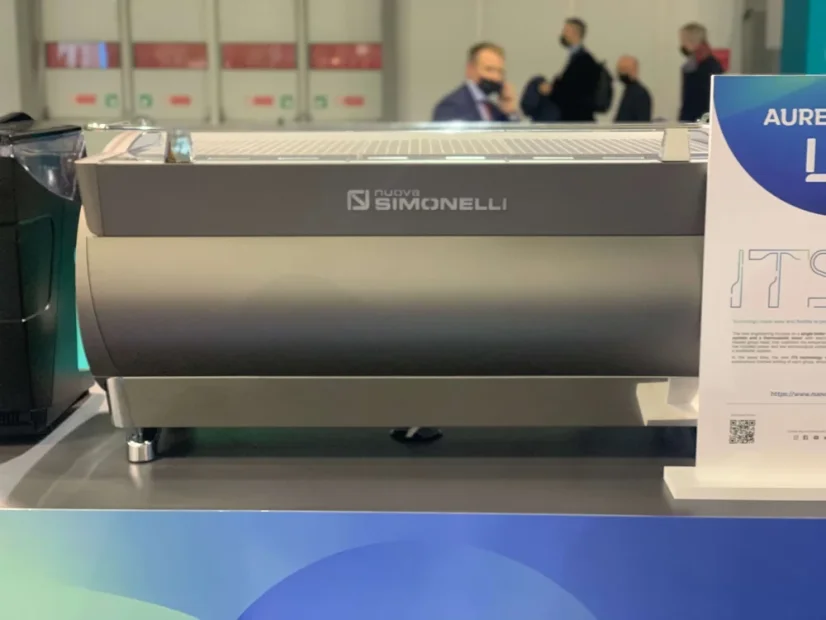Kávovar Nuova Simonelli Aurelia Wave UX 3GR s rýchlym časom nahriatia 50 minút, ideálny pre profesionálne použitie.