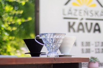 V60 aus Plastik, Porzellan oder Stol. Wéi eng ass am beschten?