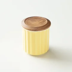Récipient en porcelaine pour le café avec un couvercle en bois. Récipient en porcelaine pour le café avec un couvercle en bois.