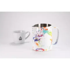 Design-Kännchen mit einem Volumen von 600 ml. Design-Kännchen mit einem Volumen von 600 ml.