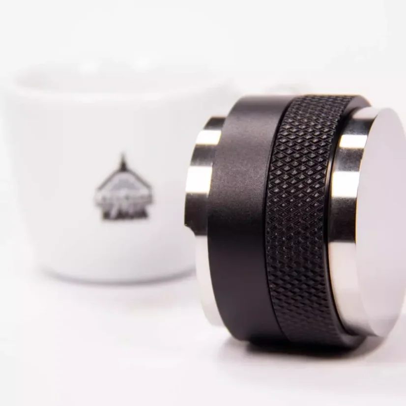 Zbliżenie na dystrybutor Rocket Espresso i ubijak do przygotowania espresso.