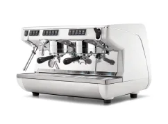 Máquina de café profesional de palanca Nuova Simonelli Appia Life 2GR V en color blanco con una potencia de 3350 W.