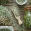 BIO Cypřiš est une huile essentielle 100 % naturelle qui offre un parfum épicé, idéale pour l'aromathérapie.
