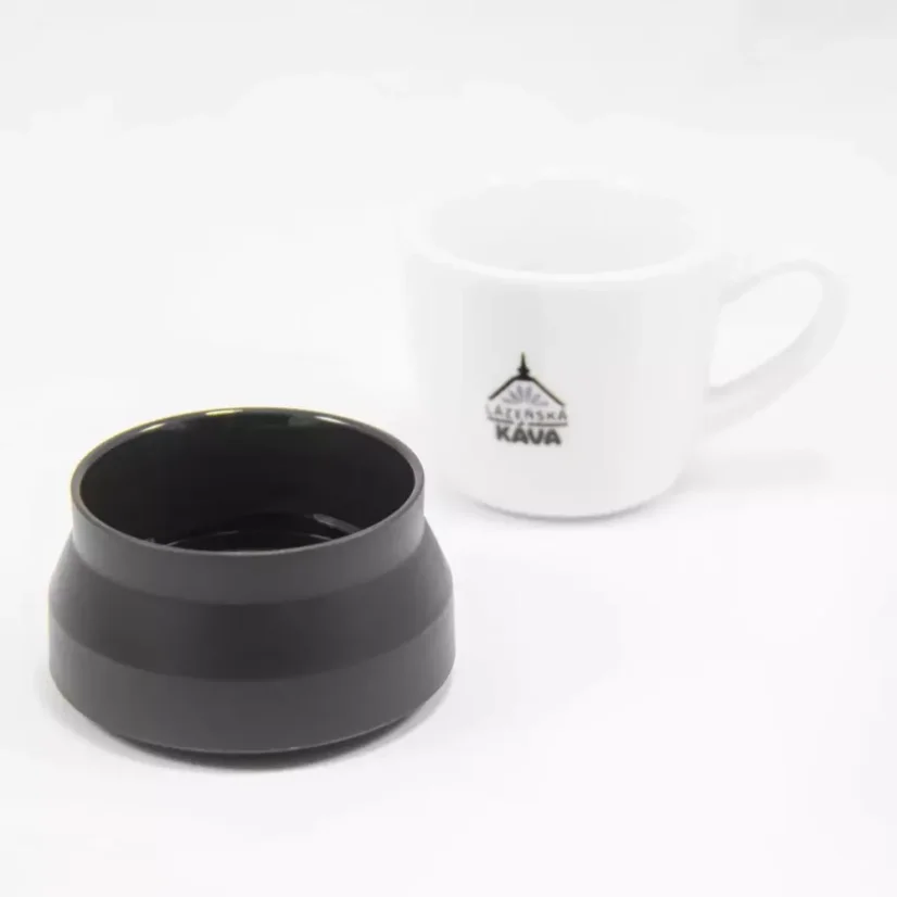 Close-up of the lid of the Kino Travel Tumbler Coyote 500ml thermos, complemented by a cup of coffee.