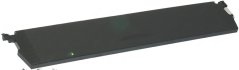 Ausgabeklappe, e flaache schwaarze Plastikpanel a rechteckeger Form.