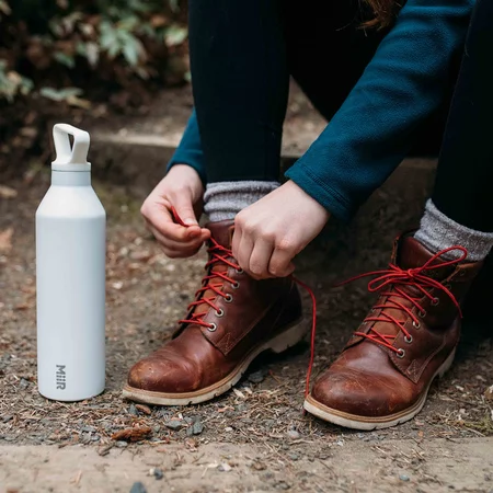 White MiiR Narrow Mouth Bottle thermal mug with a capacity of 950 ml, ideal for traveling.