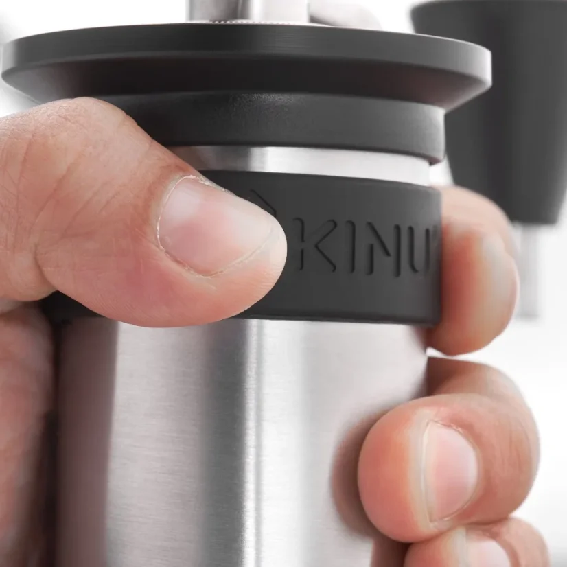 Detail of the practical grip on the silicone part of the Kinu M47 grinder.