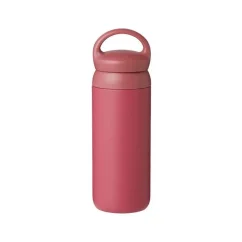 Thermos Kinto Day Off en rose d'une capacité de 500 ml, idéal pour garder vos boissons chaudes pendant vos déplacements.