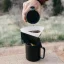 Filtre en métal noir pour café MiiR Pourigami Dripper, idéal pour préparer du café filtré. Filtre en métal noir pour café MiiR Pourigami Dripper, idéal pour préparer du café filtré.