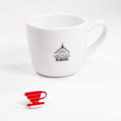 Gocciolatore rosso Edo accanto alla tazza di caffè.