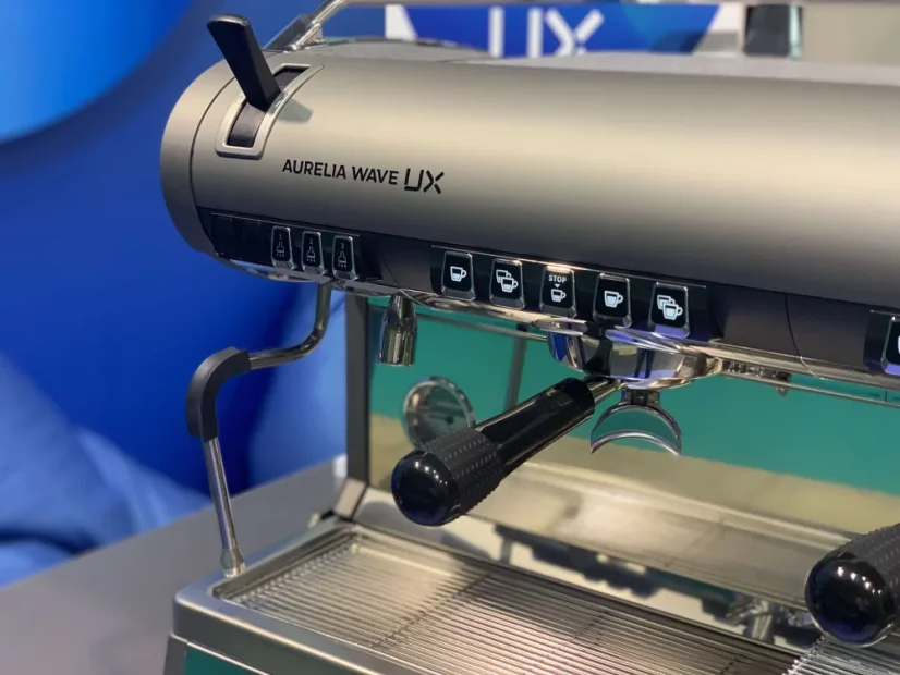 Profesionálny pákový kávovar Nuova Simonelli Aurelia Wave UX 2GR v titánovom prevedení, špecializovaný na prípravu nápoja Lungo.