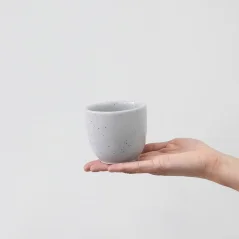 Kubek na kawę Aoomi Haze Mug 03 o pojemności 200 ml, wykonany z wysokiej jakości porcelany, należący do popularnej serii Haze.