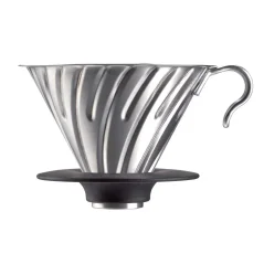 Dripper in acciaio inossidabile per la preparazione di caffè filtrato.