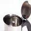 Vue de l'intérieur d'une cafetière moka argentée Bialetti New Venus pour 4 tasses avec une poignée noire.