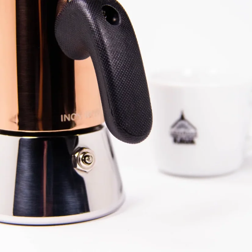 Detailansicht des Kolbens einer Bialetti Espressokanne.