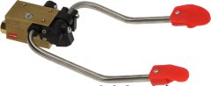 Fouss-Mëschbatterie, e Messing-schwaarze Ventilblock mat zwee laange verchromte Pedaler mat roude Trëtter.