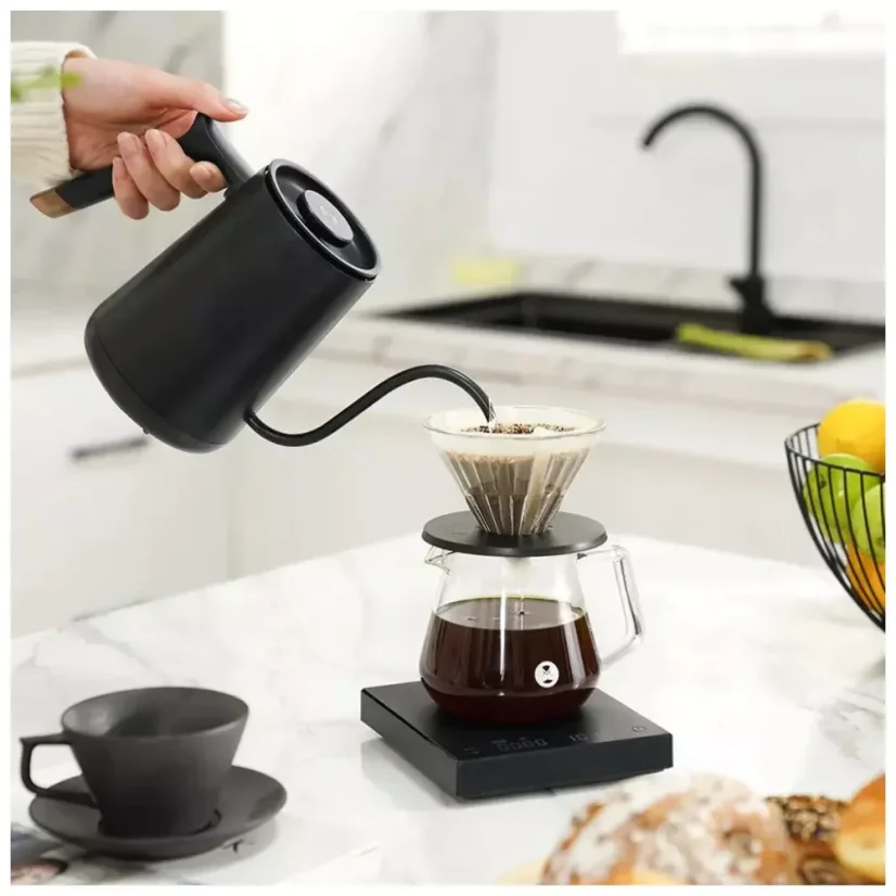 Digitálne rýchlovarné kanvice Timemore Fish Smart s objemom 800 ml v elegantnej čiernej farbe sú ideálne na prípravu dokonalej kávy pomocou pour-over metódy.