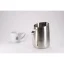 Pichet à lait d'une capacité de 600 ml avec une tasse en porcelaine sur une table blanche. Pichet à lait d'une capacité de 600 ml avec une tasse en porcelaine sur une table blanche.