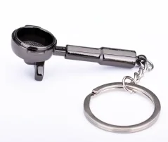 Čierny mini portafilter ako prívesok na kľúče.
