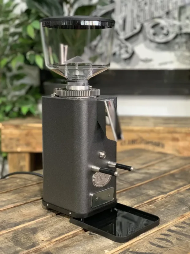 Moulin à café domestique ECM S-Automatik 64 en anthracite, vue de détail latérale.