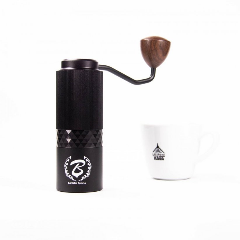 Moulin à café manuel Barista Space avec pierres en acier et une tasse avec le logo Spa Coffee.