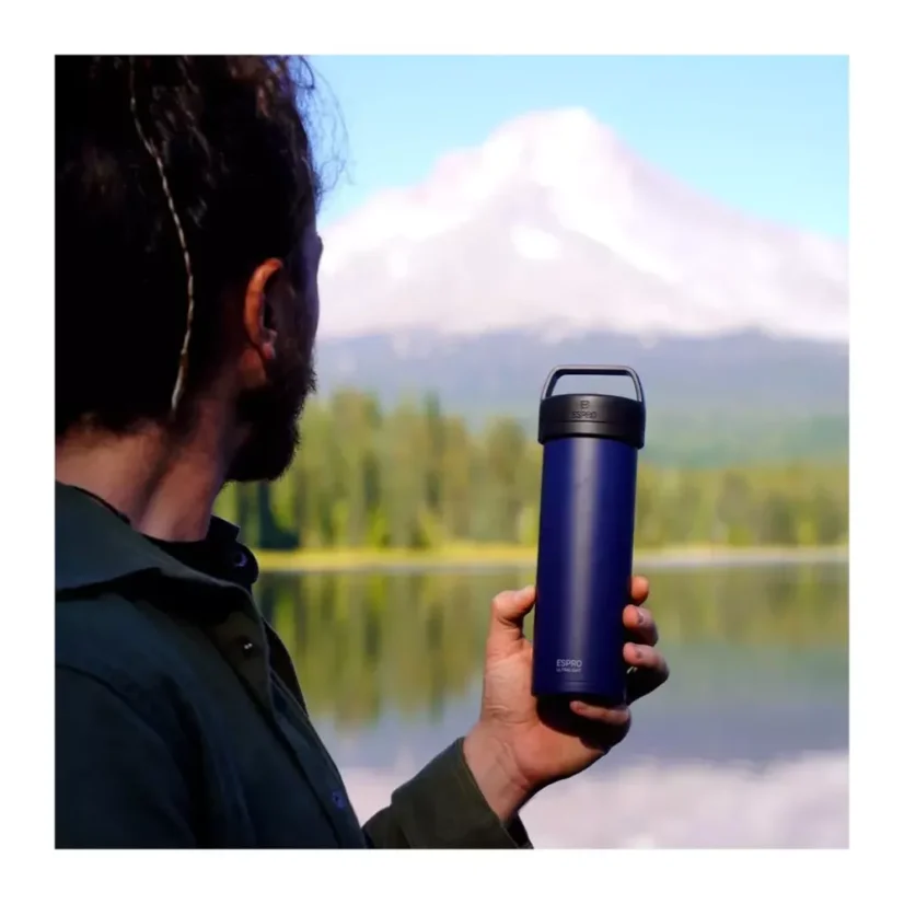 Presse à café Espro Ultra Light en bleu foncé d'une capacité de 450 ml est l'outil idéal pour préparer un café de qualité avec un design majestueux.