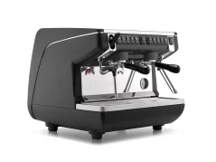 Cafetera profesional de palanca Nuova Simonelli Appia Life Compact 2GR V en color negro con una capacidad diaria de hasta 150 cafés.