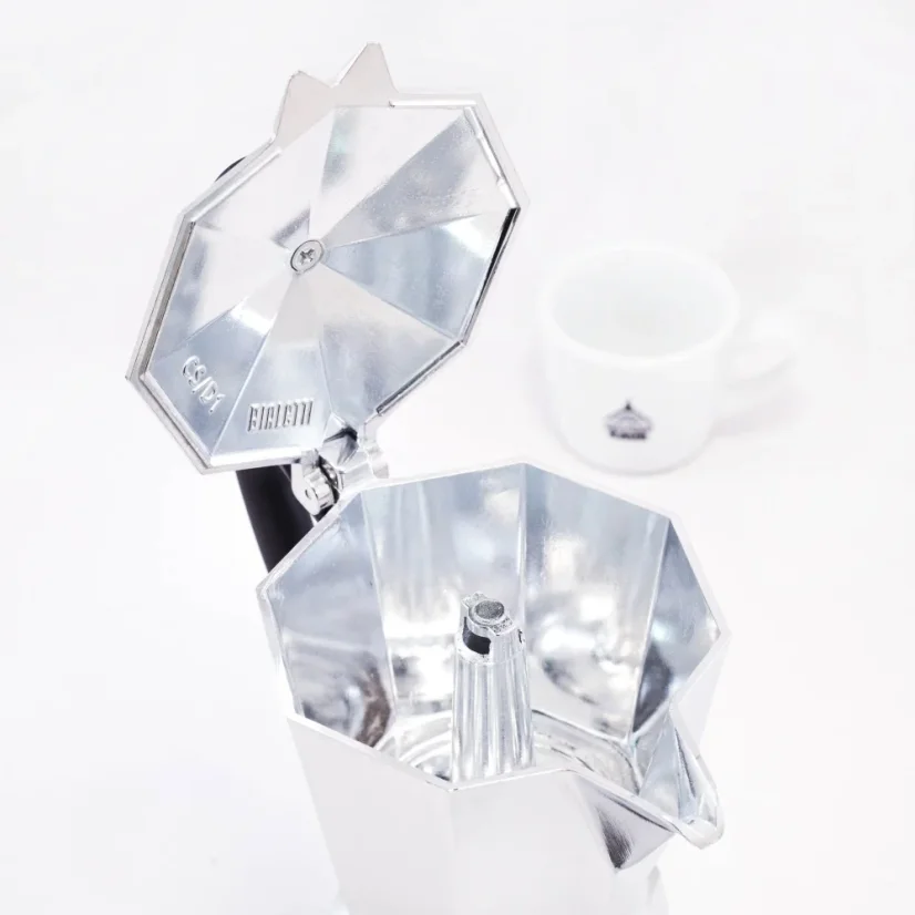Raum für fertigen Kaffee in der Bialetti Moka Express Kaffeekanne für 6 Tassen